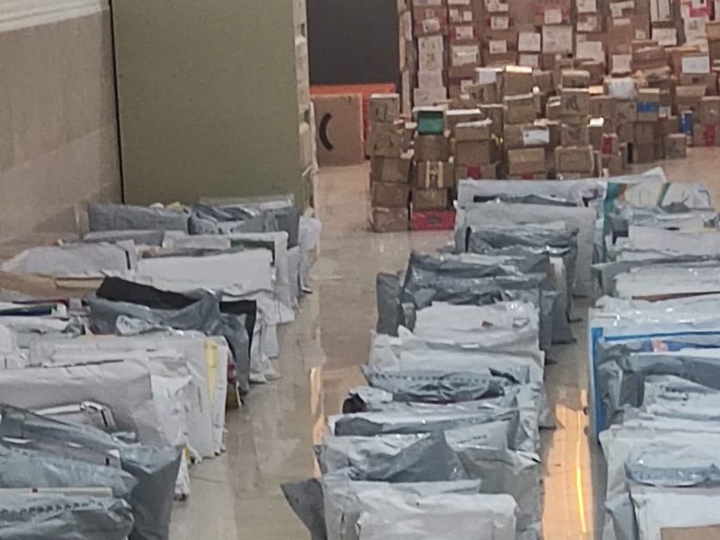 مرسوله های پستی لامرد همچنان در اداره پست انباشته شده