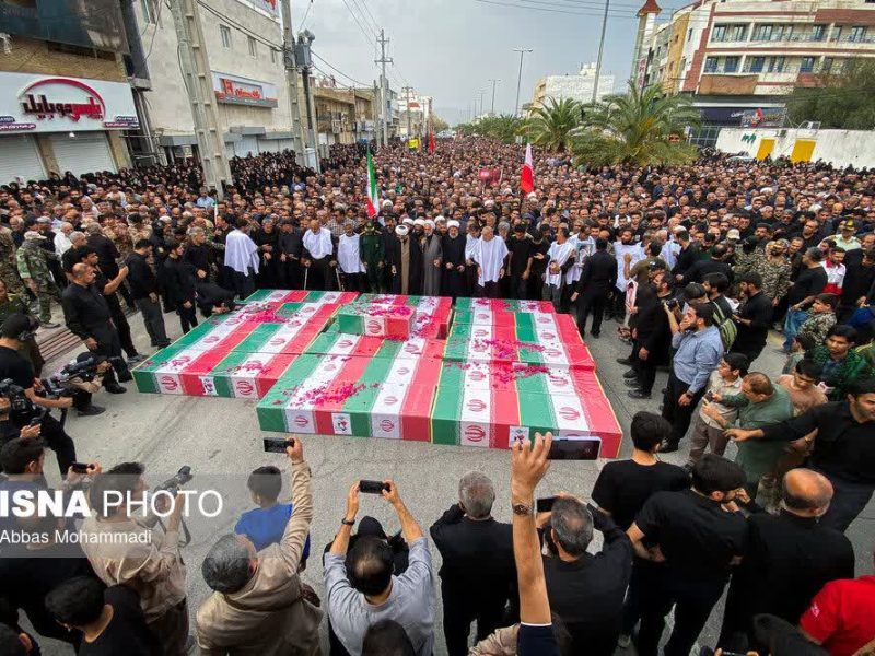 سیلی سیل مردم لامرد به دشمنان در وداع با پیکر شهدا